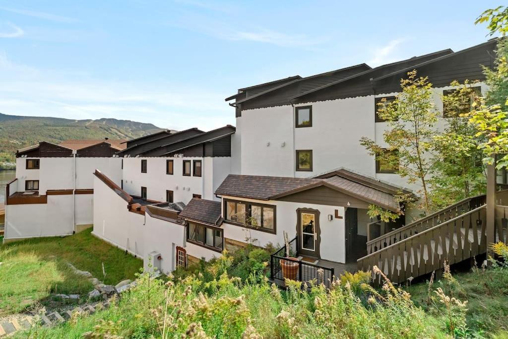Chic Mt-Tremblant Condo With View On The Lake By Denstays Mont-Tremblant Kültér fotó