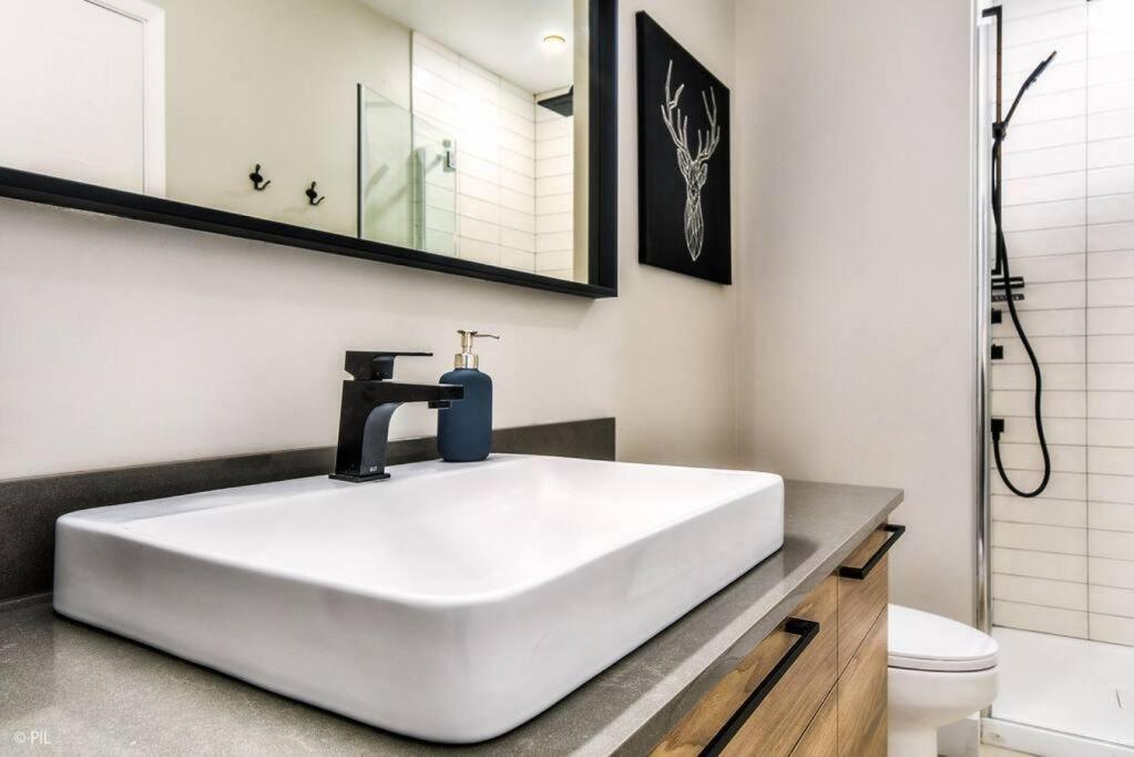 Chic Mt-Tremblant Condo With View On The Lake By Denstays Mont-Tremblant Kültér fotó