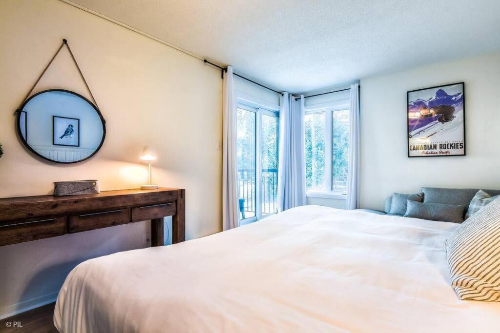 Chic Mt-Tremblant Condo With View On The Lake By Denstays Mont-Tremblant Kültér fotó